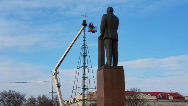 Установка главной елки Симферополя на площади имени Ленина Установка главной елки Симферополя на площади имени Ленина