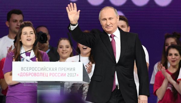 Президент РФ В. Путин принял участие в церемонии вручения премии Доброволец России - 2017 Президент РФ В. Путин принял участие в церемонии вручения премии Доброволец России - 2017