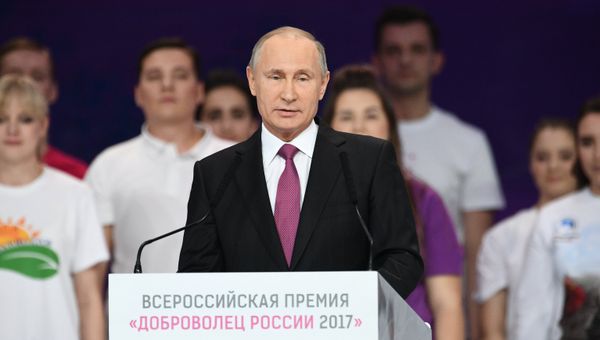 Президент РФ Владимир Путин выступает на церемонии вручения премии Доброволец России - 2017. 6 декабря 2017