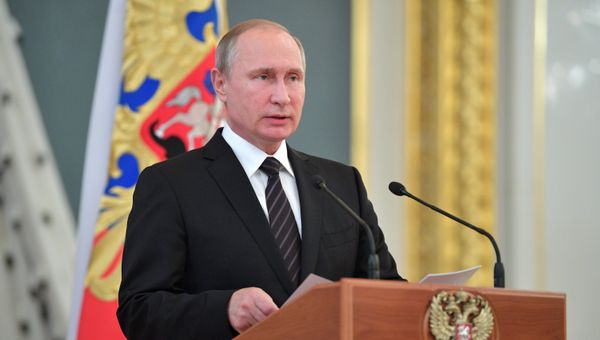Президент РФ Владимир Путин выступает на встрече с выпускниками высших военных учебных заведений. Архивное фото