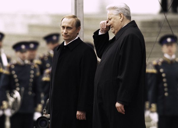 Президент РФ Владимир Путин и первый Президент РФ Борис Ельцин на Красном крыльце в день инаугурации В. Путина. 2000 год