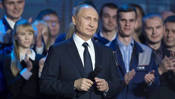Президент РФ Владимир Путин во время встречи с работниками Горьковского автомобильного завода в Нижнем Новгороде. 6 декабря 2017