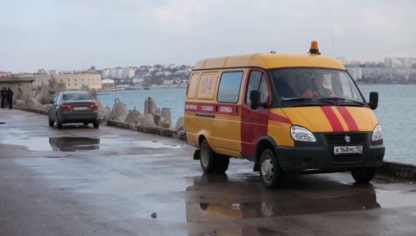 Автомобиль газовой службы возле Севастопольской бухты, где всплыла труба газопровода