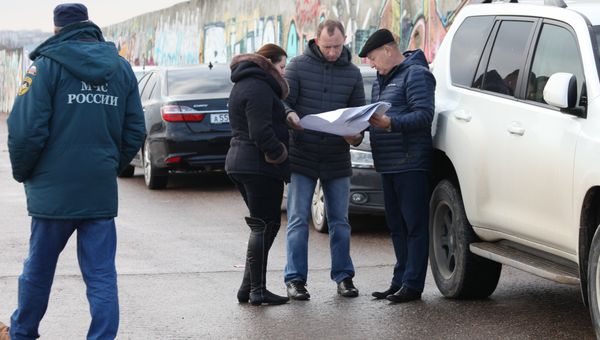 Заместитель губернатора Севастополя Владимир Базаров (в центре) со специалистами осматривают Севастопольскую бухту, где всплыла труба газопровода