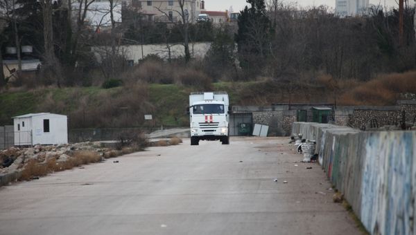 Автомобиль МЧС возле Севастопольской бухты, где всплыла труба газопровода