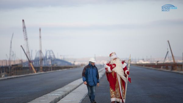 Дед Мороз из Великого Устюга посетил строительство моста через Керченский пролив