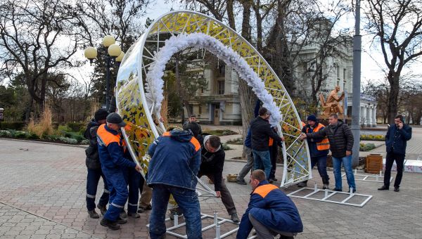 Установка световой композиции на ул. Дувановская в Евпатории