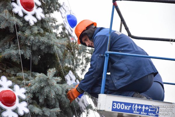 Украшение главной елки на Театральной площади в Евпатории