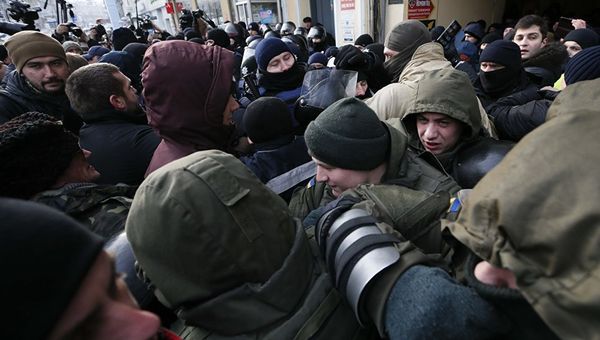Сторонники Михаила Саакашвили и полиции у здания суда в Киеве. 11 декабря 2017