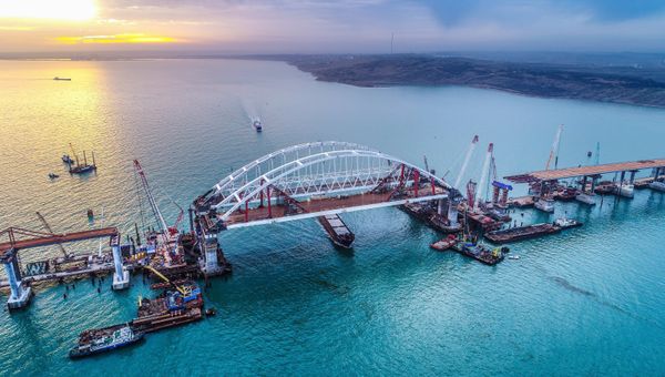 Арки автомобильного и железнодорожного пролетов строящегося Крымского моста над центральным фарватером в Керченском проливе