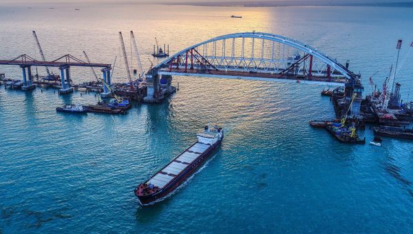 Арки автомобильного и железнодорожного пролетов строящегося Крымского моста над центральным фарватером в Керченском проливе Арки автомобильного и железнодорожного пролетов строящегося Крымского моста над центральным фарватером в Керченском проливе