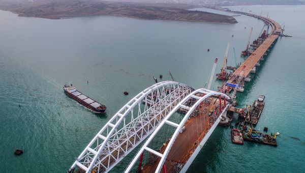 Арки автомобильного и железнодорожного пролетов строящегося Крымского моста над центральным фарватером в Керченском проливе Арки автомобильного и железнодорожного пролетов строящегося Крымского моста над центральным фарватером в Керченском проливе