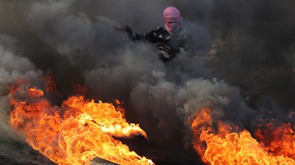 Протестующий во время столкновений на границе Палестины и Израиля