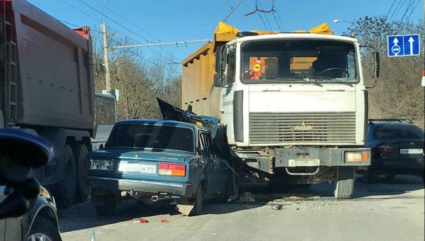 ДТП с участие ВАЗ 2107 и большегруза на трассе Симферополь-Ялта