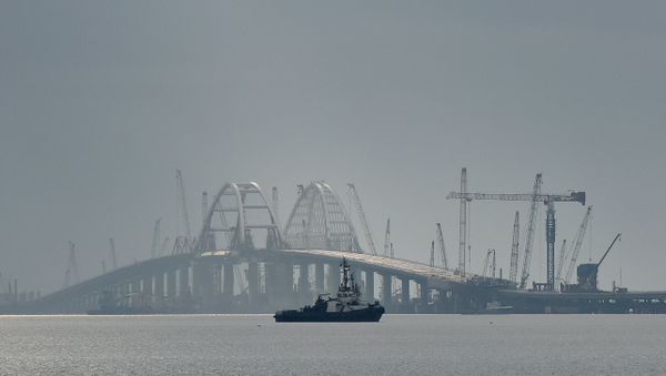 Вид на мост через Керченский пролив с места базирования группы пограничных сторожевых катеров, недалеко от горы Митридат в Керчи Вид на мост через Керченский пролив с места базирования группы пограничных сторожевых катеров, недалеко от горы Митридат в Керчи