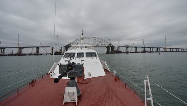 Вид на мост через Керченский пролив с пограничного катера-перехватчика проекта Соболь