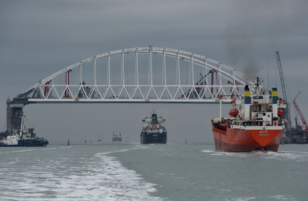 Суда проходят под арками моста через Керченский пролив