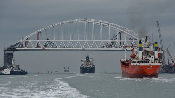 Суда проходят под арками моста через Керченский пролив