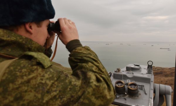Сотрудник пограничного управления на радиотехническом посте на мысе Фонарь (с. Багерово)