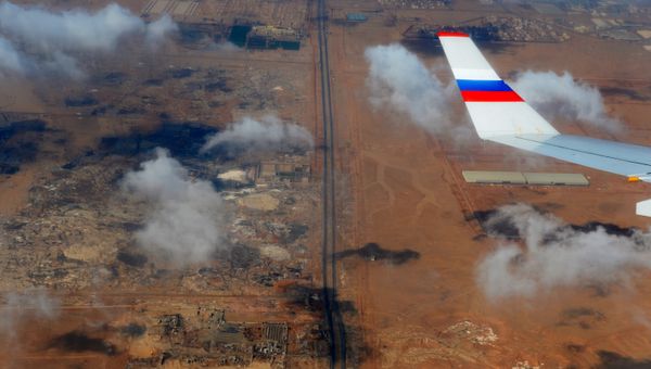 Вид из окна российского самолета на территорию Египта