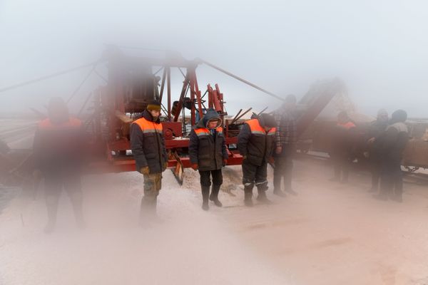 Добыча розовой соли на на озере Сасык-Сиваш в Сакском районе