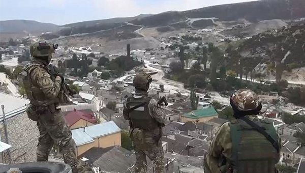 Сотрудники правоохранительных органов в селе Губден Карабудахкентского района Дагестана
