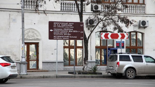 В Севастополе устанавливают новые указатели к достопримечательностям