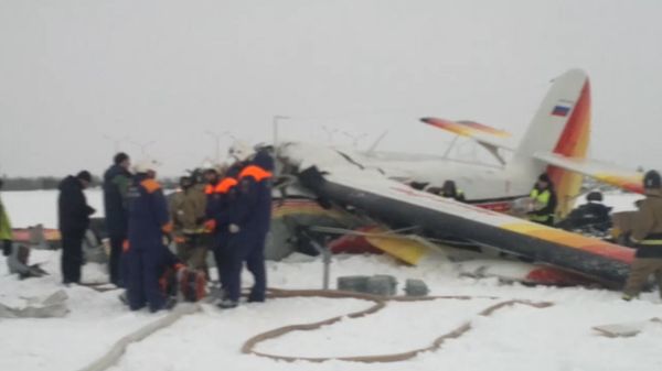Спасатели работают на месте крушения Ан-2 в Нарьян-Маре. Съемка МЧС