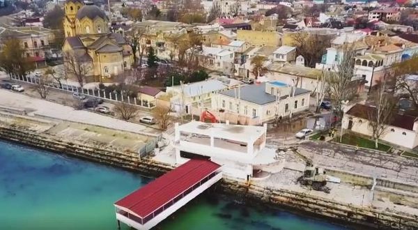 В Евпатории на набережной им. Терешковой демонтируют кафе Корабль