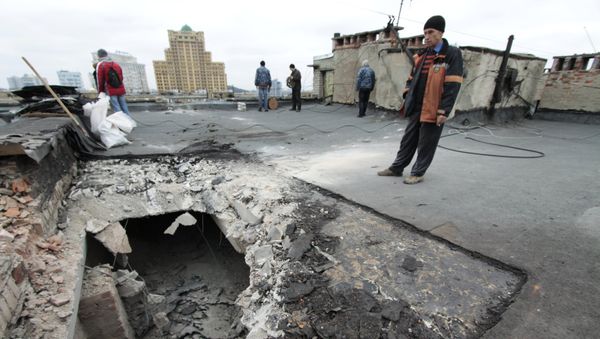 Повреждения жилого дома в Донецке в результате ночного обстрела Повреждения жилого дома в Донецке в результате ночного обстрела