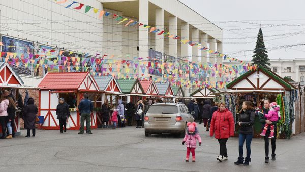 Предновогодняя ярмарка в центре Симферополя