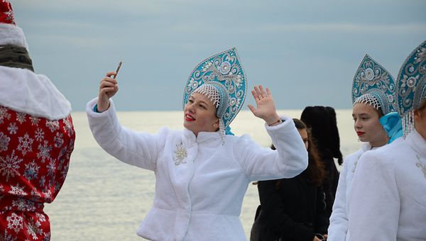 Снегурочки на восьмом ежегодном Мороз-параде в Ялте