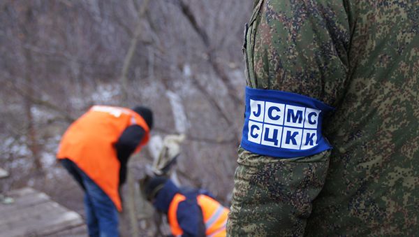 Представитель СЦКК наблюдают за ремонтом моста. Архивное фото