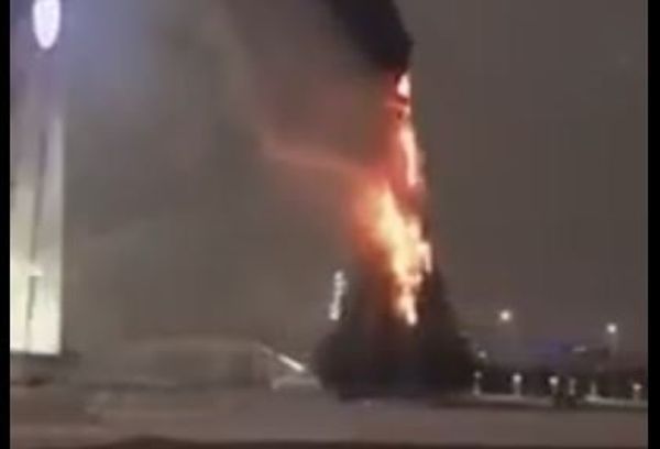 В Астане вспыхнула новогодняя елка