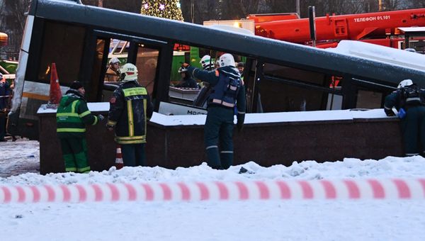 На западе Москвы автобус въехал в подземный переход