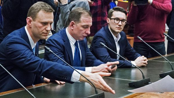 Алексей Навальный (слева) подал документы в ЦИК на регистрацию