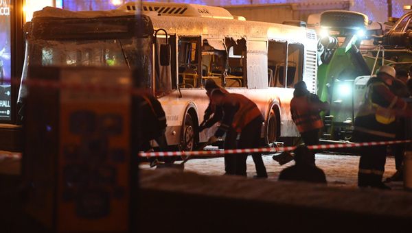 На западе Москвы автобус въехал в подземный переход