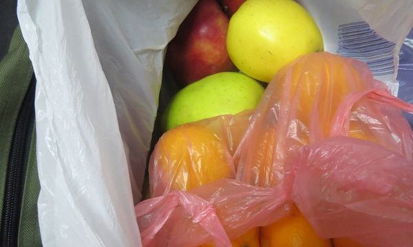 Яблоки и мандарины, которые не пропустили в Крым с Украины