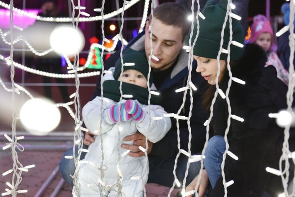 Семья среди новогодних композиций на площади Ленина в Симферополе