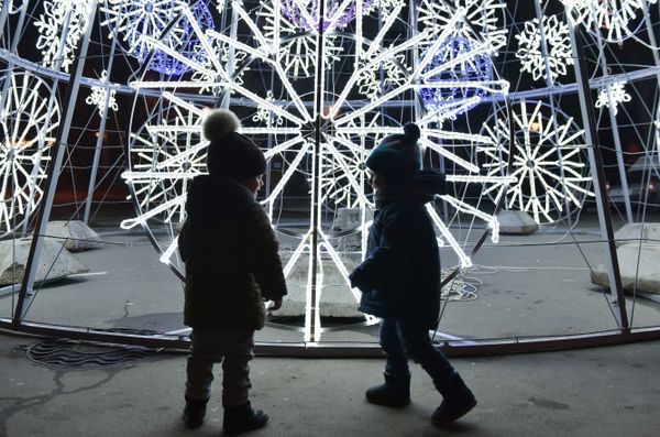 Дети возле елки в центре Симферополя