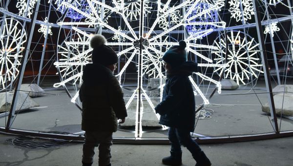 Дети возле елки в центре Симферополя