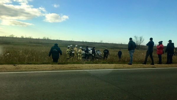 В степном Крыму иномарка улетела в кювет и опрокинулась