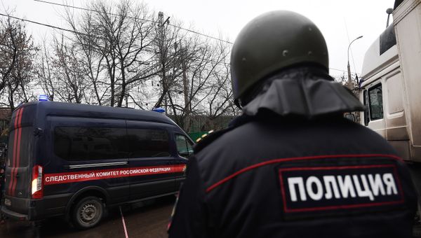 Оцепление полиции на улице возле фабрики Меньшевик в Москве