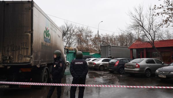 Оцепление полиции на улице возле фабрики Меньшевик в Москве