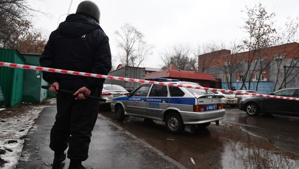 Оцепление полиции на улице возле фабрики Меньшевик в Москве