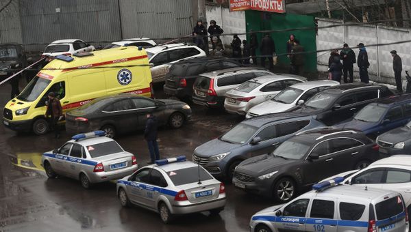 Полиция и автомобиль реанимации на улице возле фабрики Меньшевик в Москве