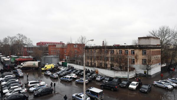 Полиция и автомобиль реанимации на улице возле фабрики Меньшевик в Москве