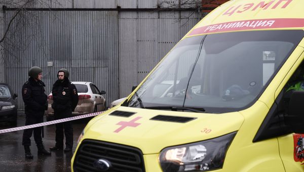 Автомобиль реанимации на улице возле фабрики Меньшевик в Москве