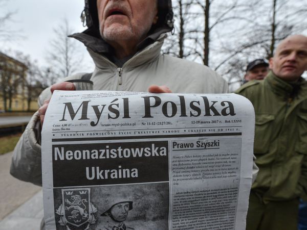 Участник митинга против возросшего числа украинских мигрантов в Варшаве. 18 марта 2017 года