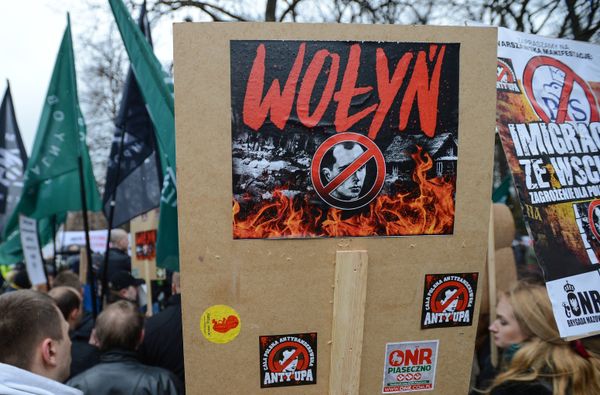 Участники митинга против возросшего числа украинских мигрантов в Варшаве